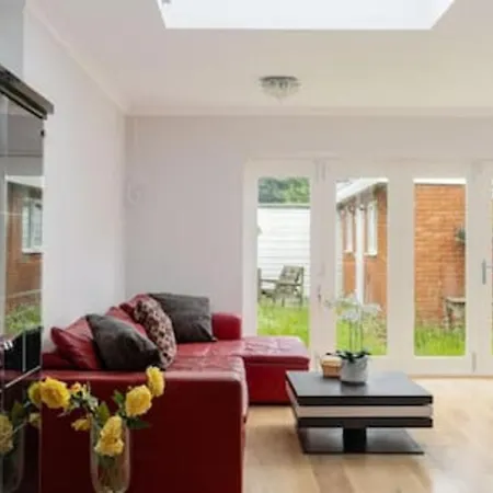 Tudor House - Kingston Luxury 5 Bed Villa